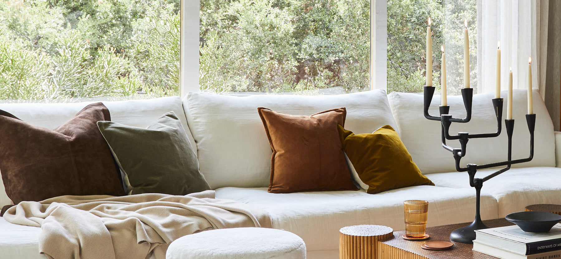 The Ultimate Guide to Throw Pillow Sizes & Arrangements