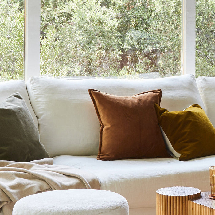 The Ultimate Guide to Throw Pillow Sizes & Arrangements