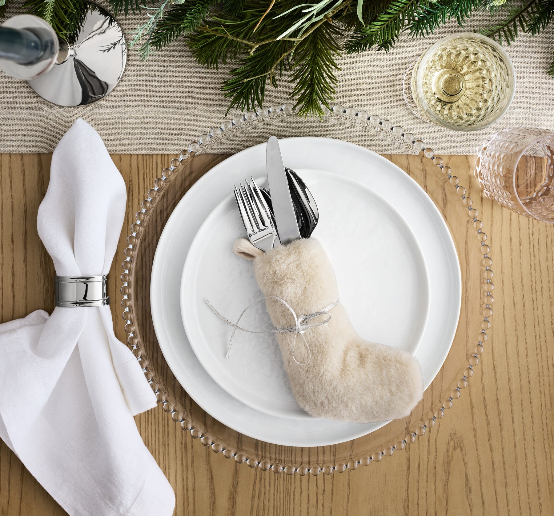 Host a Memorable Gathering: Table Setting Must-Haves & Tips