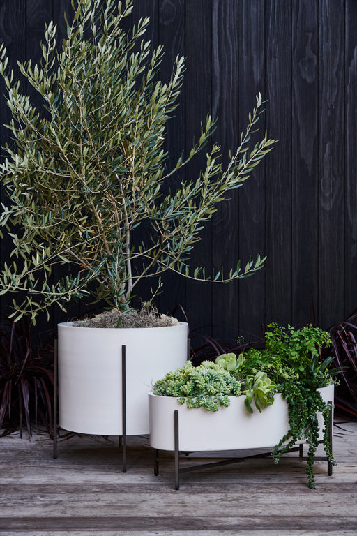 Dundee White Oval Indoor/Outdoor Planter with Stand 28"